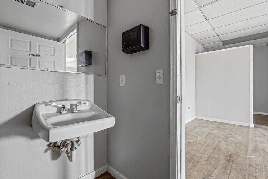 More Photos Of 201 Vinton Rd, Anthony Freestanding For Lease