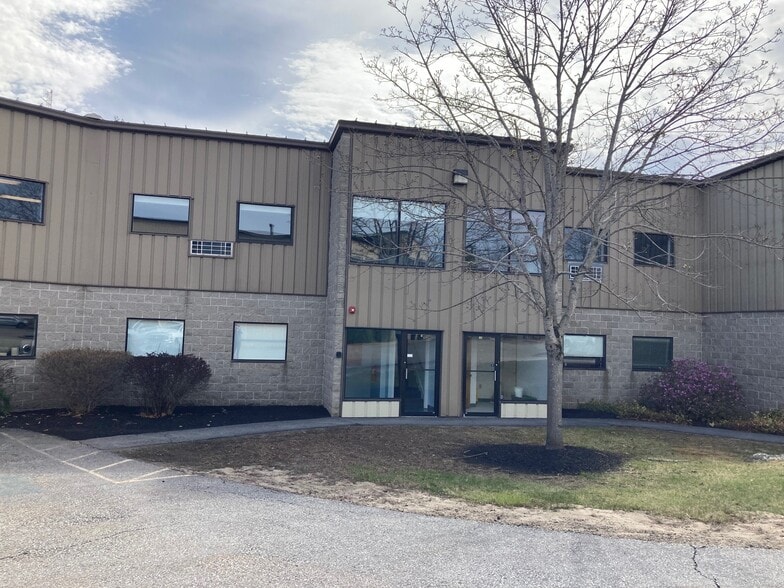 More Photos Of 41 Industrial Dr, Exeter Service For Lease