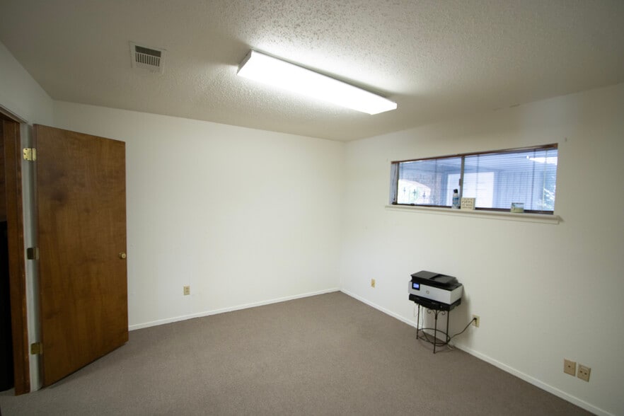 More Photos Of 1501 Southeast Pky, Azle Office For Sale