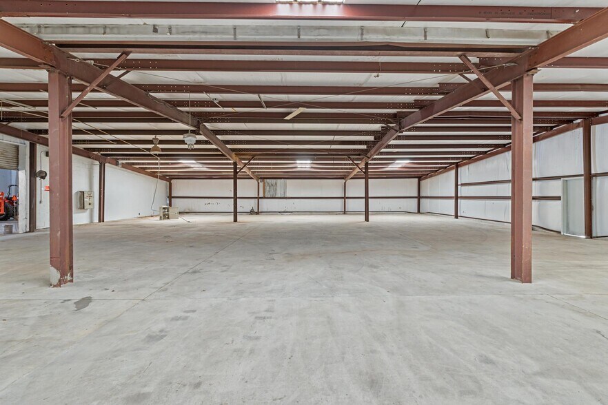 More Photos Of 130 Pine Grove Rd, Locust Grove Warehouse For Lease