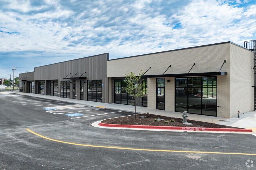 More Photos Of 5400 S Pinnacle Hills Pky, Rogers Storefront For Sale