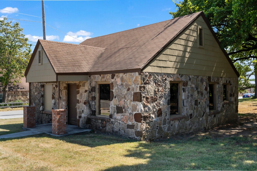 More Photos Of 400 S. Broad Street St, Saint Jo Land For Sale