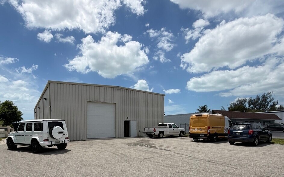 More Photos Of 11575 Marshwood Ln, Fort Myers Warehouse For Sale