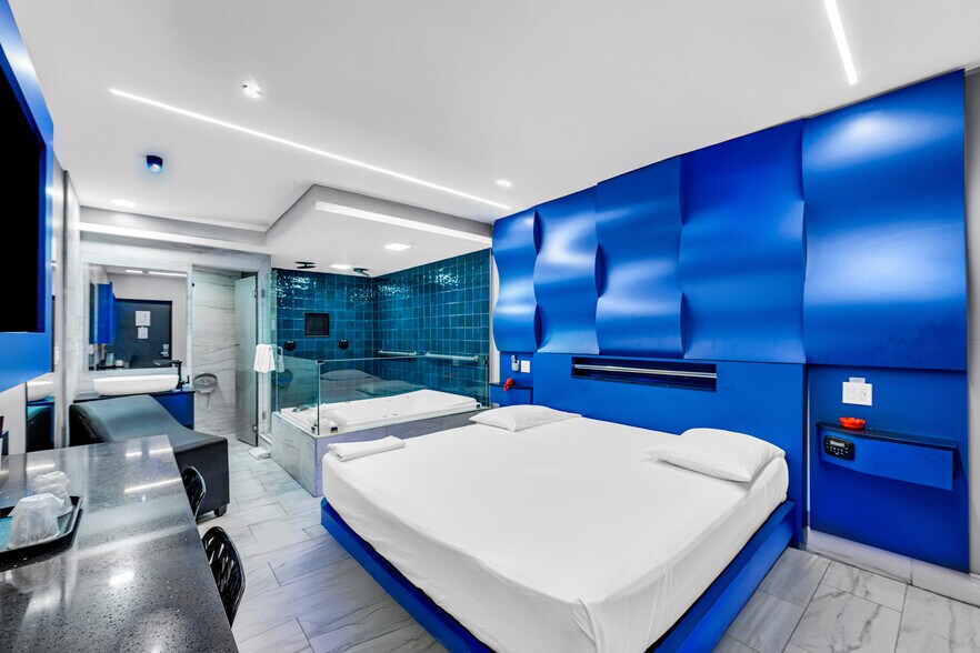 Primary Photo Of 841 N Krome Ave, Homestead Hotel For Sale