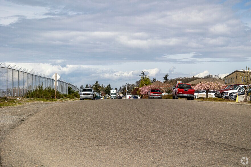 More Photos Of 12005 Steele St S, Tacoma Distribution For Lease