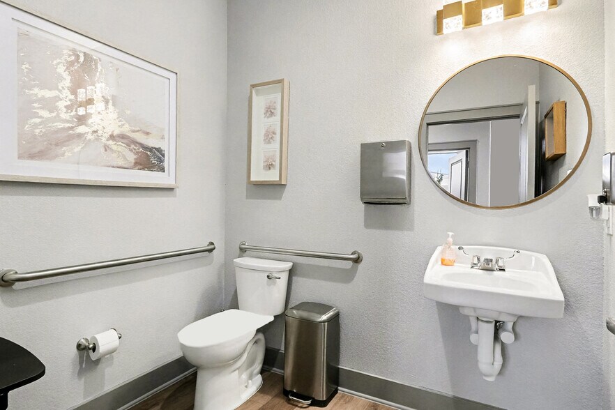 More Photos Of 205 Bella Katy Dr, Katy Medical For Lease