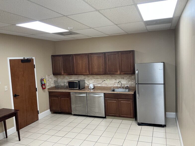 More Photos Of 8215 Roswell Rd, Atlanta Office For Sale