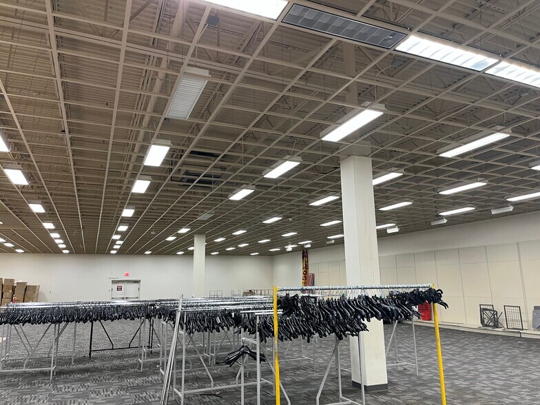 More Photos Of 613 S Dugan Rd, Wichita Freestanding For Lease