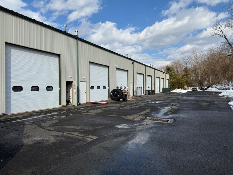 More Photos Of 2 Sand Cut Rd, Brookfield Warehouse For Lease