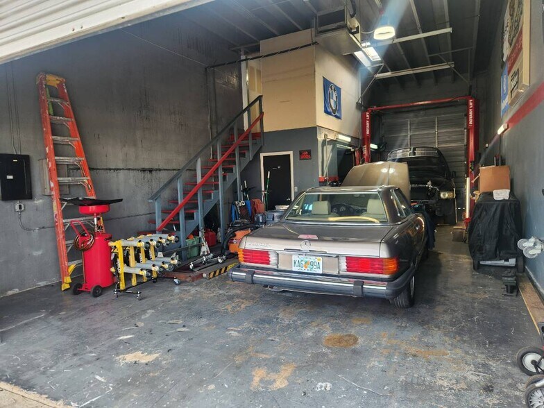 More Photos Of 1440 10th Ct, Lake Park Warehouse For Lease