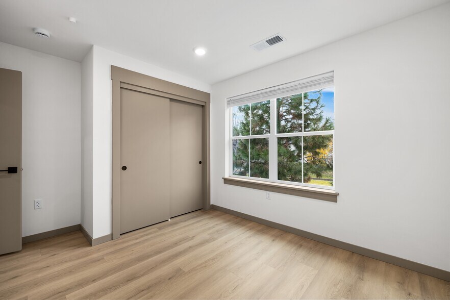 More Photos Of 2020 Wimbledon Ct, Hailey Specialty For Sale