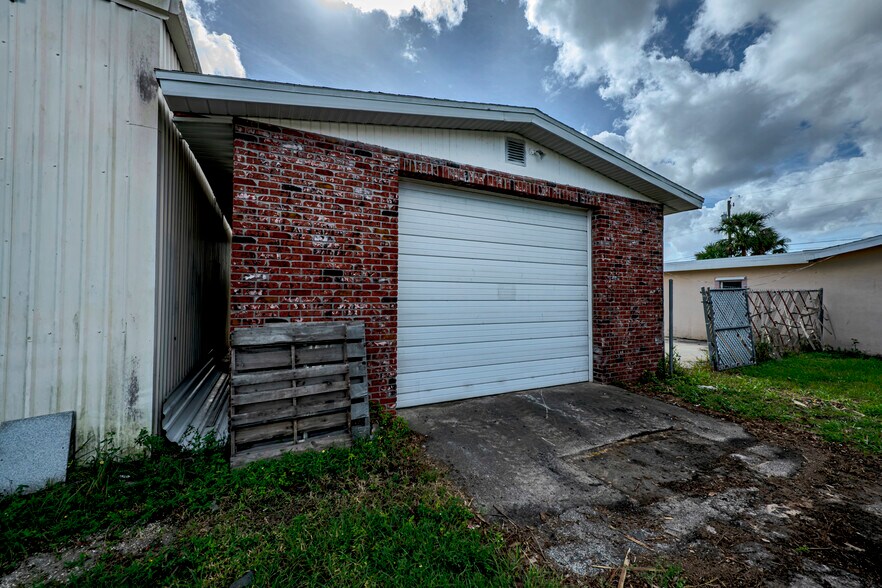 More Photos Of 415 Cooper St, Punta Gorda Flex For Sale