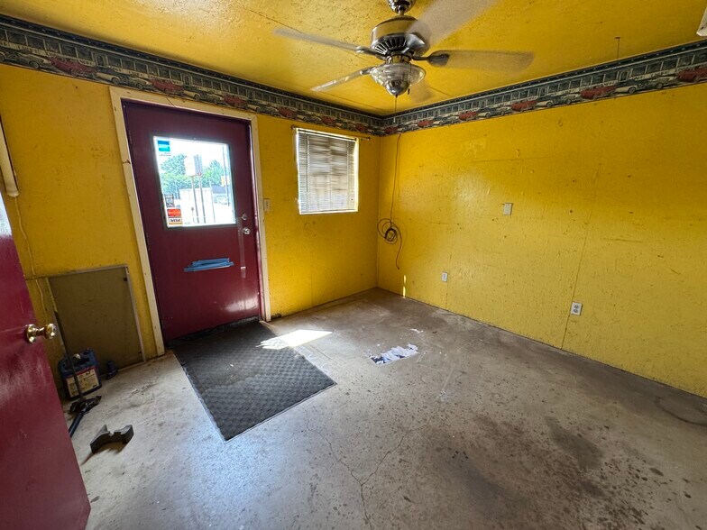 More Photos Of 15083 Highway 155 S, Tyler Warehouse For Sale