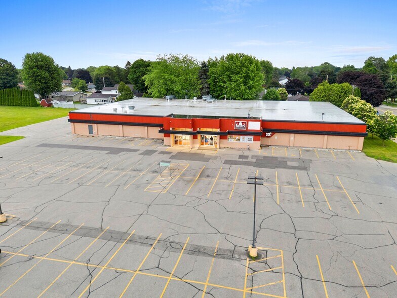 More Photos Of 2330 Menasha Ave, Manitowoc Supermarket For Sale