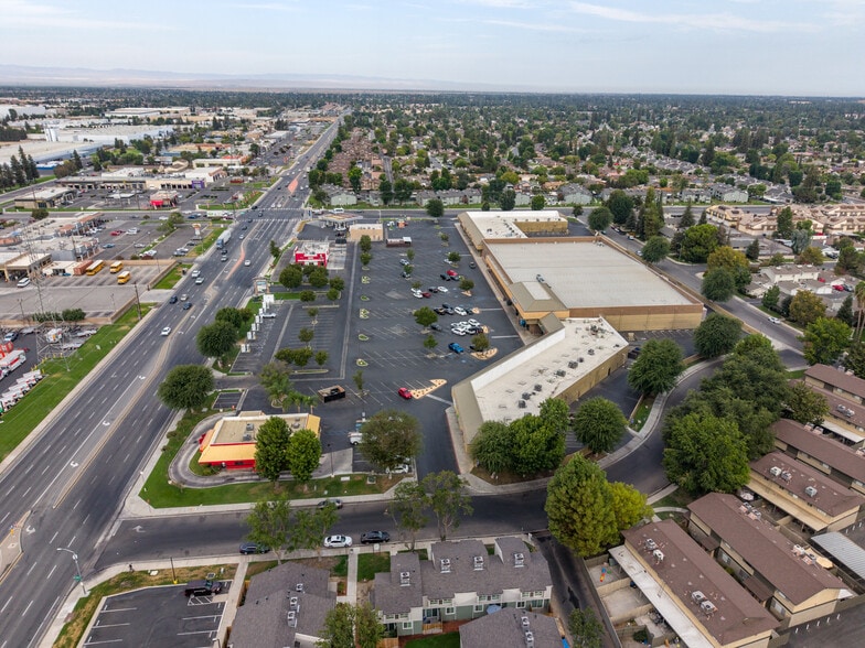 More Photos Of 6300 White Ln, Bakersfield General Retail For Sale