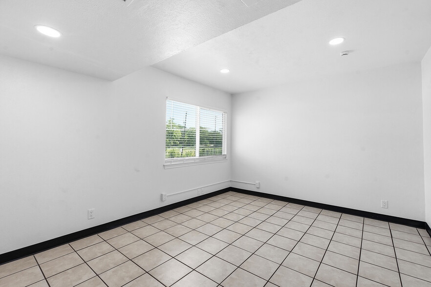 More Photos Of 1120 E 52nd St, Austin Flex For Sale