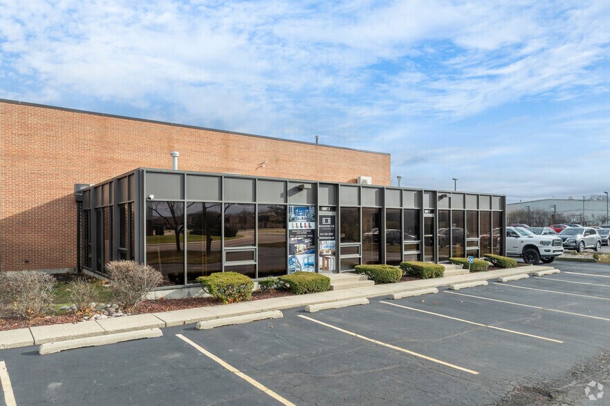 More Photos Of 3501 Woodhead Dr, Northbrook Warehouse For Lease