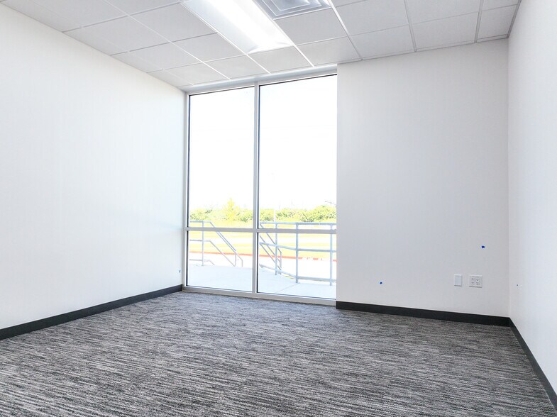 More Photos Of 435 Aiken Dr, San Marcos Distribution For Sale