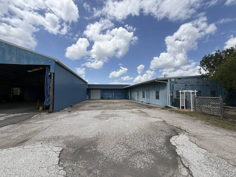 More Photos Of 1502 Galveston St, South Houston Service For Lease