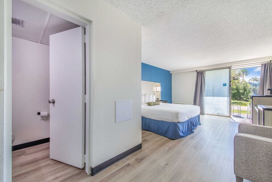 More Photos Of 2725 W International Speedway Blvd, Daytona Beach Hotel For Sale