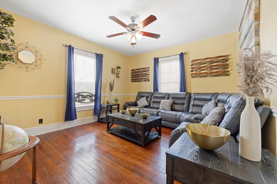 More Photos Of 125 N Main St, Hastings Restaurant For Lease