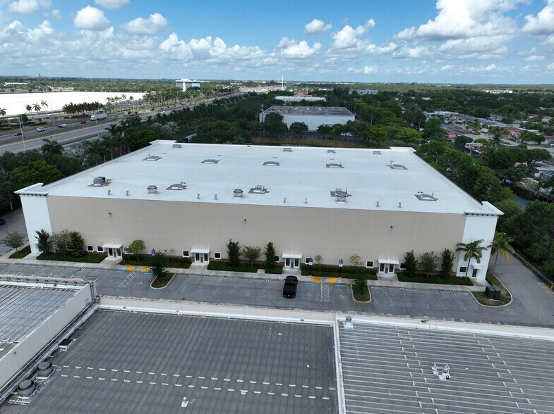More Photos Of 7481 Riviera Blvd, Miramar Warehouse For Lease