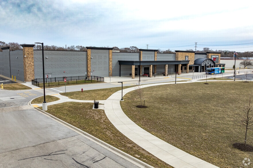 More Photos Of 1540 S 108th St, West Allis Showroom For Lease