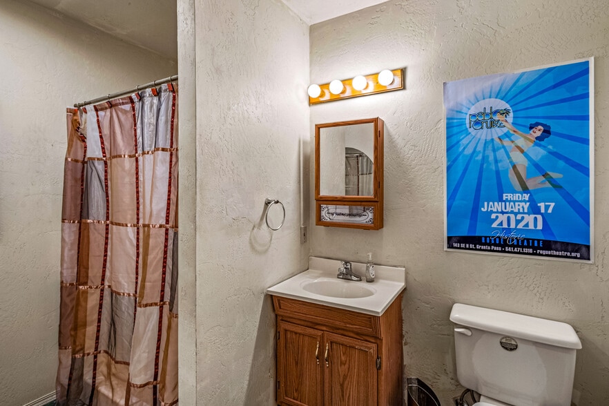 More Photos Of 143 SE H St, Grants Pass Theater Concert Hall For Sale