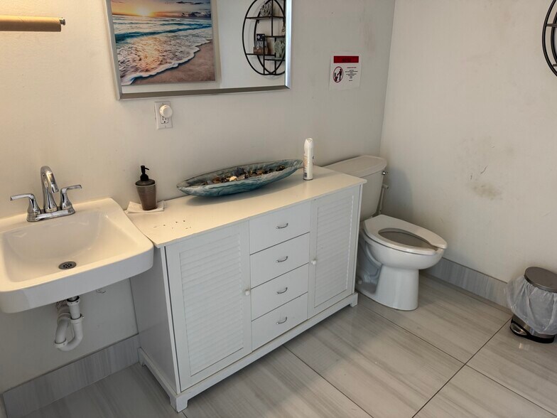 More Photos Of 2200-2208 SW 59th Ave, West Park Warehouse For Sale