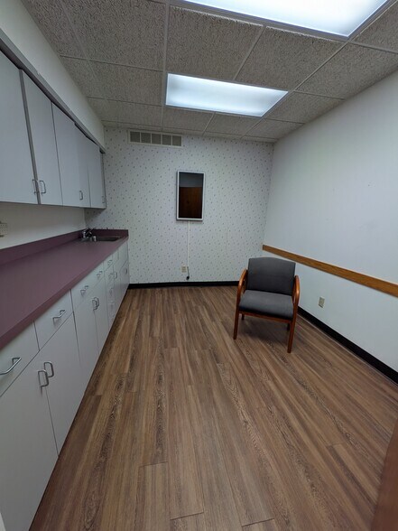 More Photos Of 1011 E Saint Maartens Dr, Saint Joseph Medical For Lease