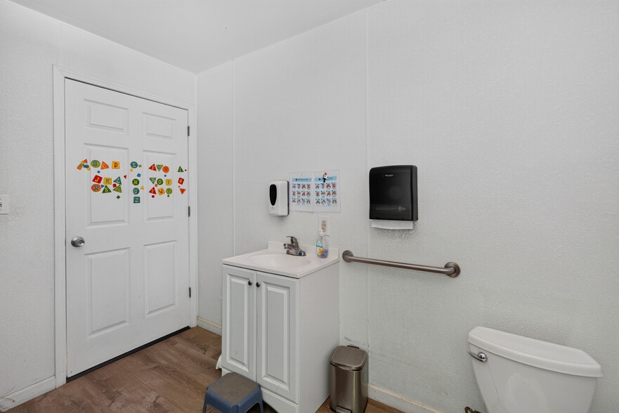 More Photos Of 530 N Cloverdale Blvd, Cloverdale Specialty For Sale