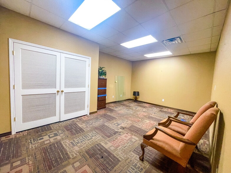 More Photos Of 415 Old Highway 90 W, Vidor Showroom For Lease