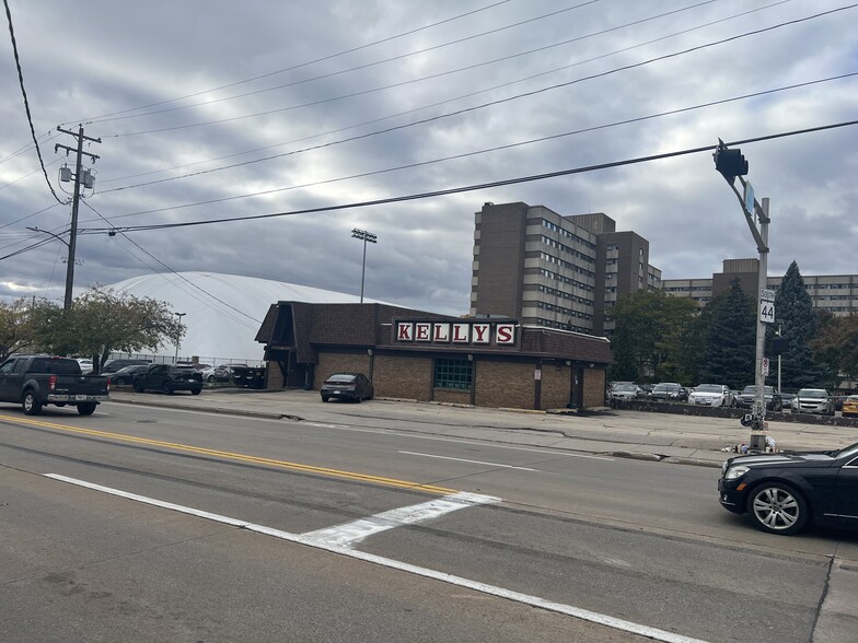 More Photos Of 219 Wisconsin St, Oshkosh Bar For Sale
