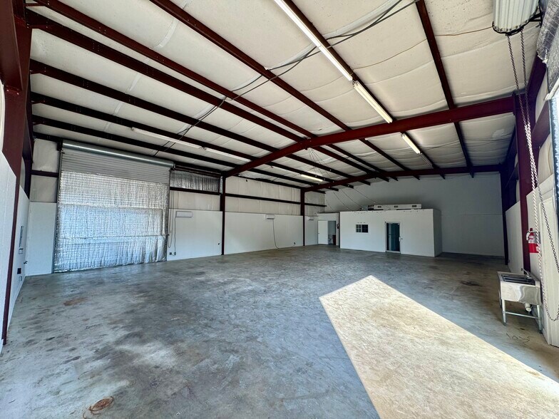 More Photos Of 11405 N Dowling Rd, College Station Warehouse For Lease