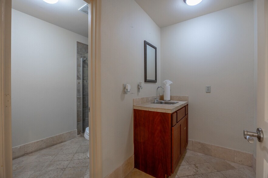 More Photos Of 1715 S Morgan St, Granbury Office Residential For Sale