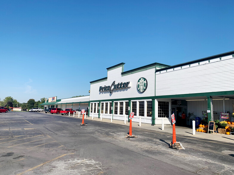 Primary Photo Of 1305 E Ohio St, Clinton Storefront For Lease