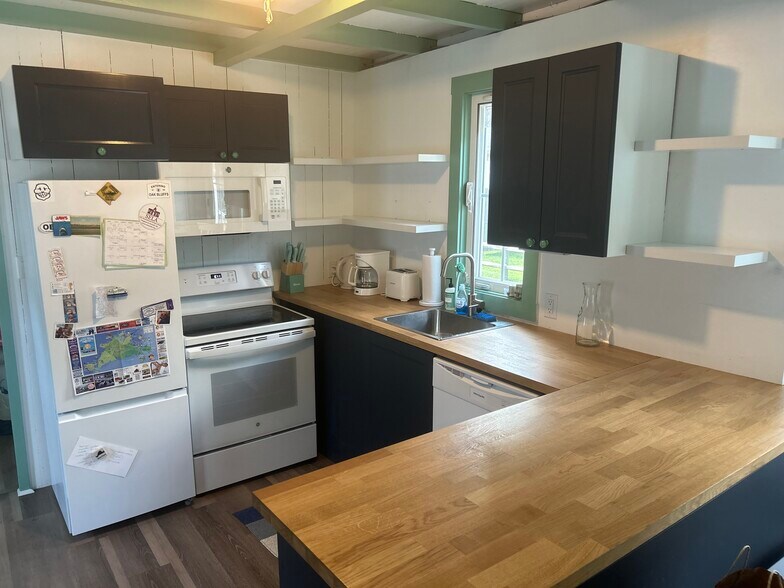 More Photos Of 9 Brunswick Ave, Vineyard Haven Specialty For Sale