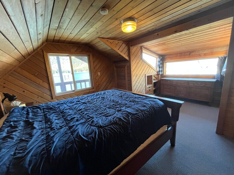 More Photos Of 1004 S Nordic Dr, Petersburg Hotel For Sale