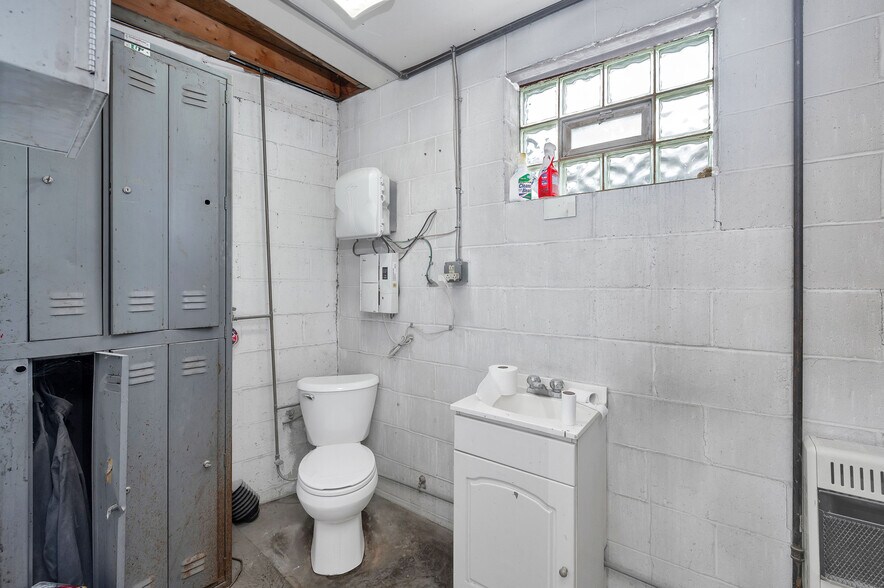 More Photos Of 186 Perry Hwy, Pittsburgh Auto Dealership For Sale