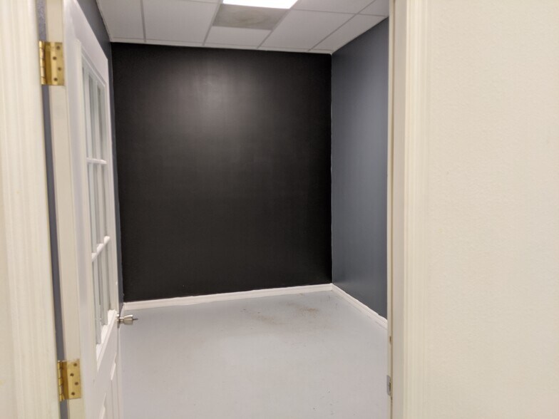 More Photos Of 4025 Dow Rd, Melbourne Unknown For Lease