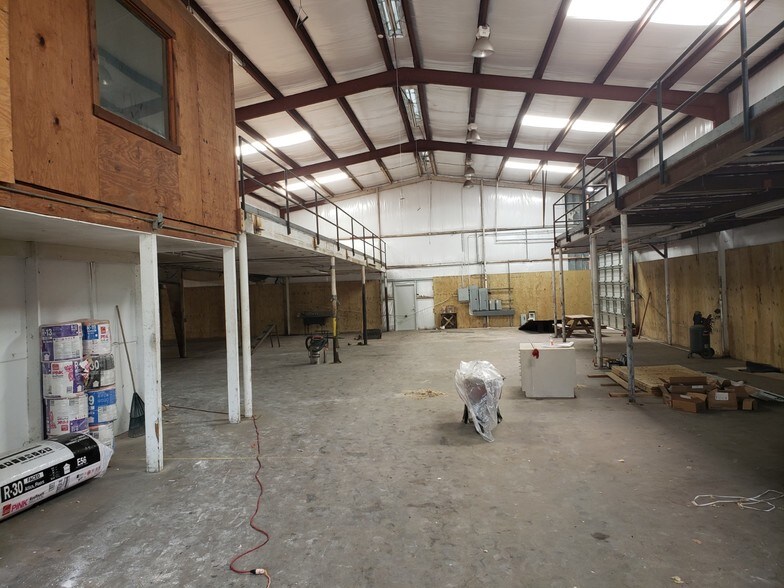 More Photos Of 423 S 8th St, La Porte Distribution For Lease