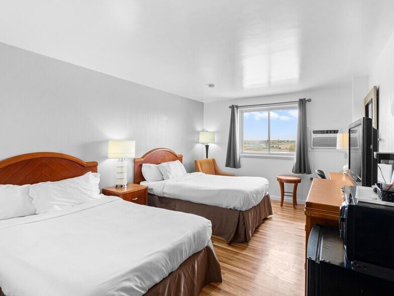 More Photos Of 1419 W 3rd St, Alliance Hotel For Sale