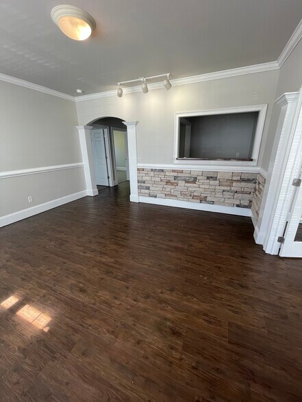 More Photos Of 327 Dahlonega St, Cumming Office For Lease