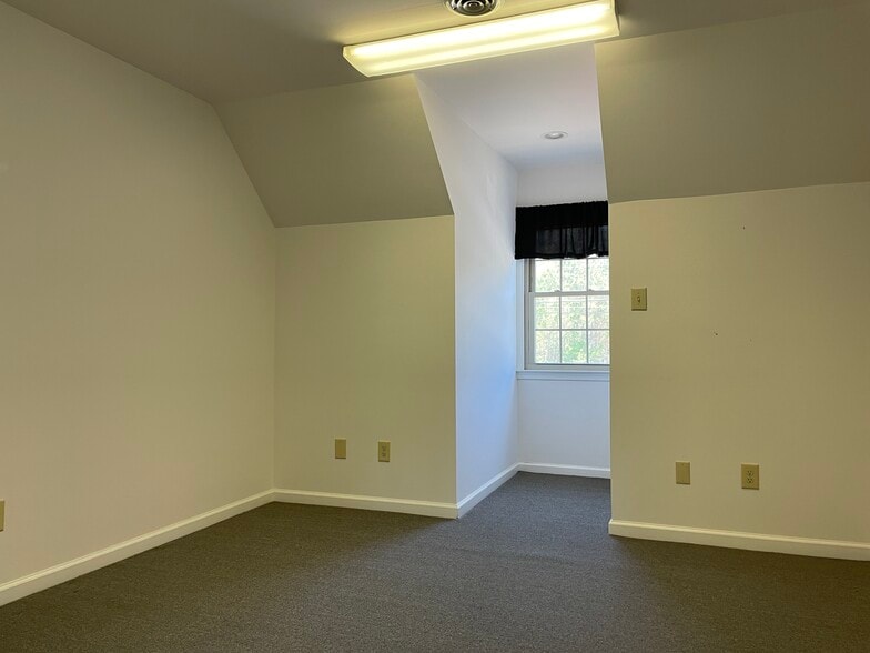 More Photos Of 8979 Pocahontas Trl, Williamsburg Light Distribution For Lease