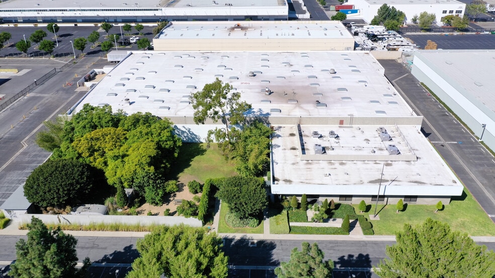 More Photos Of 3501 W Segerstrom Ave, Santa Ana Distribution For Lease