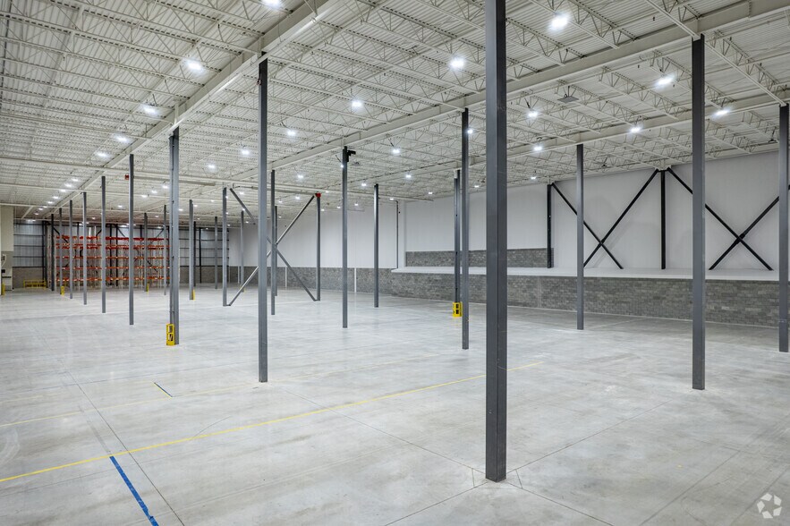More Photos Of 235 Rue Isabey, Montréal Warehouse For Lease