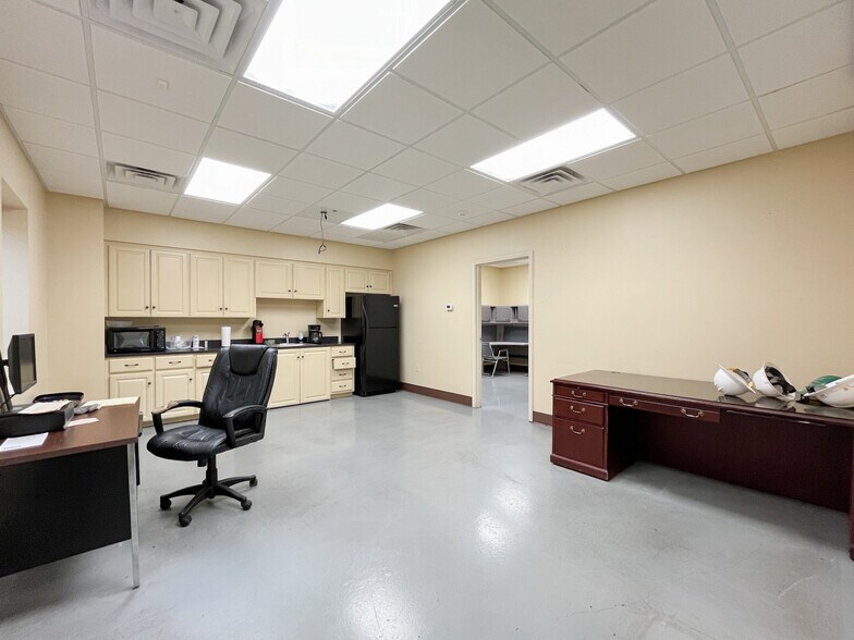 More Photos Of 205 Marcon Dr, Lafayette Manufacturing For Sale