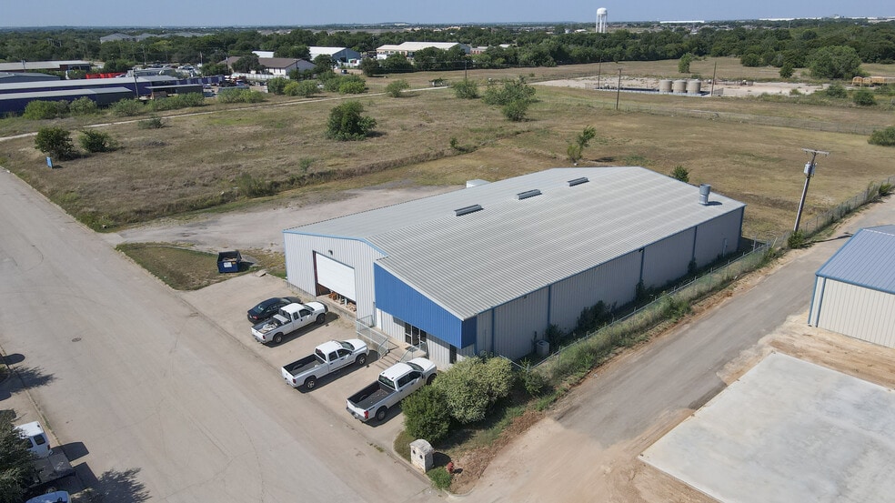 More Photos Of 328 Thomas Pl, Everman Manufacturing For Sale