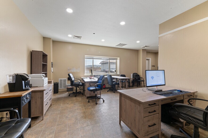 More Photos Of 6062-6068 Crater Lake Ave, Central Point Warehouse For Sale