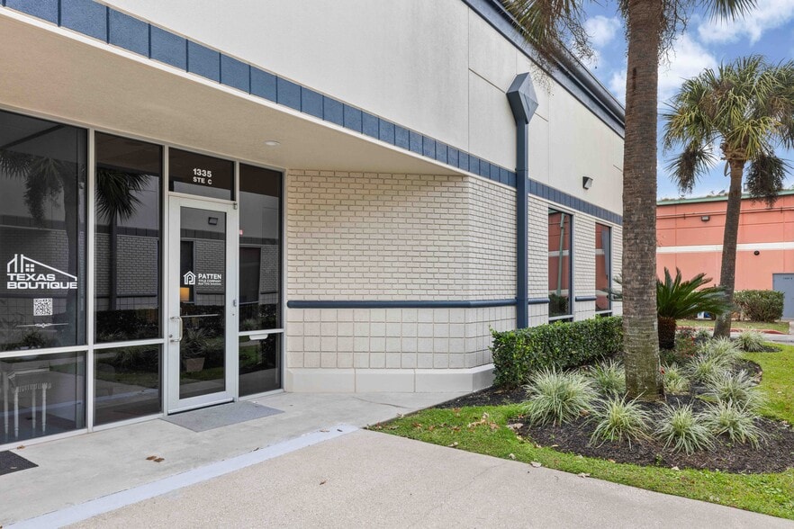 More Photos Of 1335 Space Park Dr, Houston Office For Lease